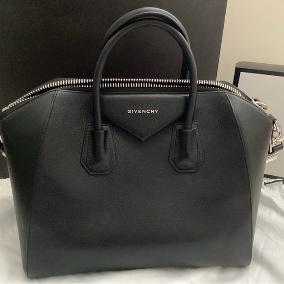 Givenchy
Antigona Medium Top Handle Bag in Grained Leather - Picture 6 of 15